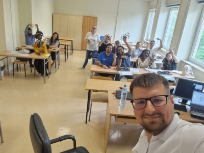 Letni program TABMED (Torun and Bydgoszcz Medical Summer Program) w Katedrze Chemii Organicznej, realizowany przez zagranicznych studentów kierunku farmacja . Kliknij, aby powiększyć zdjęcie.